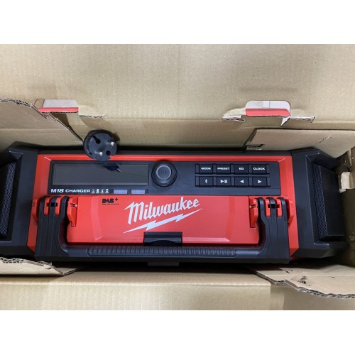 VÝPRODEJ Milwaukee M18 PRCDAB+-0 PACKOUT Rádio nabíječka 4933472112 1X VYZKOUŠENO!!