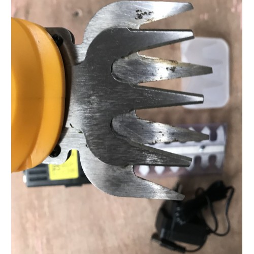 VÝPRODEJ Riwall PRO RASH1236 -aku nůžky 3,6V na trávu a keře AH41E1901001B, JEDNOU POUŽITÉ, FUNKČNÍ!!!!