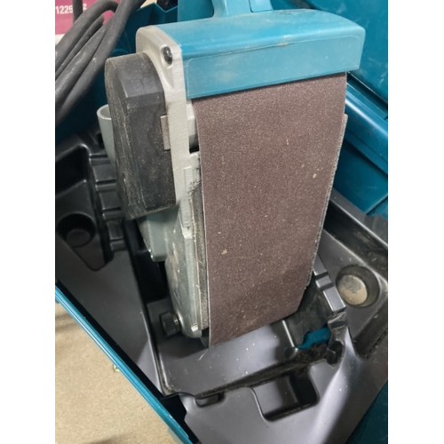 VÝPRODEJ MAKITA 9404J Pásová bruska 100x610mm, 1010W, Makpac POUŽITO!!