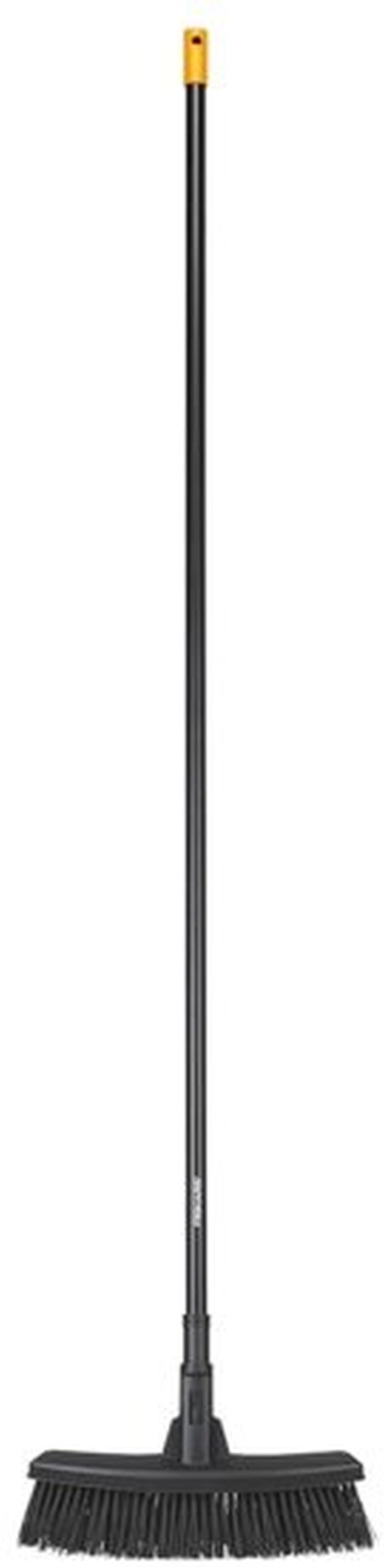 Fiskars Solid univerzální koště M s násadou, 162cm 1025921