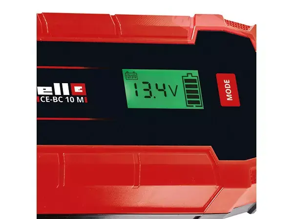 Boční detail LCD displeje nabíječky Einhell CE-BC 10 M s údajem napětí „13,4 V“.