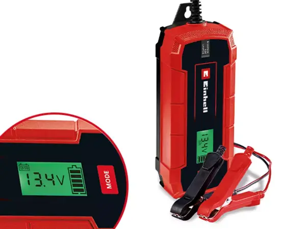 Nabíječka baterií Einhell CE-BC 5 M LiFePO4 s LCD displejem, na předním plánu zvětšený zobrazení displeje s 13,4 V.