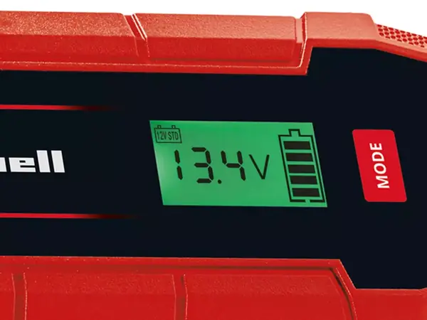 Nahaufnahme LCD displeje nabíječky baterií Einhell CE-BC 5 M LiFePO4 s indikací napětí „13,4 V“.