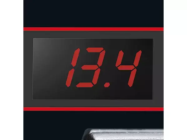 Digitální LED displej nabíječky baterií Einhell CE-BC 15 M s indikací napětí „13.4“.