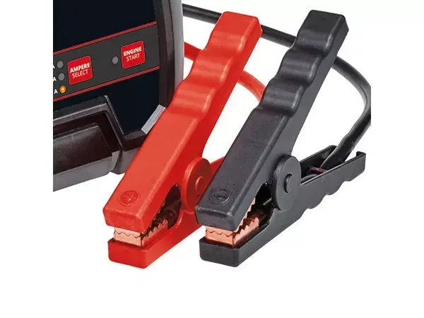 Detailní záběr na nabíjecí svorky nabíječky baterií Einhell CE-BC 15 M s červenou a černou svorkou.