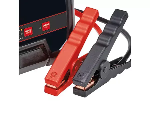 Detailní záběr na nabíjecí svorky nabíječky Einhell CE-BC 30 M s červenými a černými kleštěmi