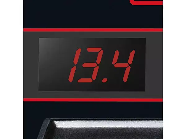 Digitální LED displej nabíječky Einhell CE-BC 30 M se zobrazeným napětím „13.4“
