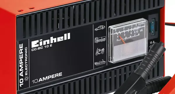 Einhell nabíječka baterií CC-BC 10 E s analogovým ukazatelem a ventilační mřížkou, zobrazená šikmo zepředu.