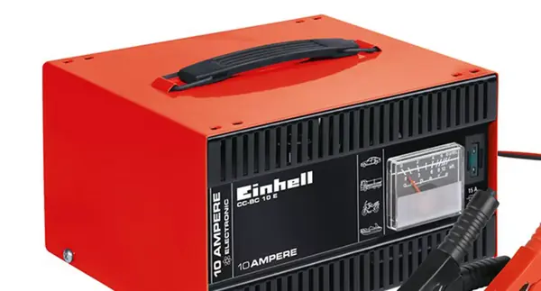 Einhell nabíječka baterií CC-BC 10 E s držadlem a boční ventilací, zobrazená šikmo zezadu.