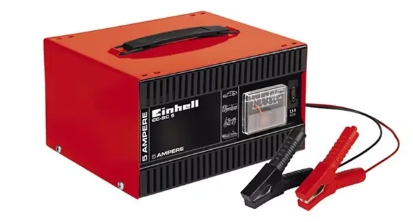 Nabíječka baterií Einhell CC-BC 5 s rukojetí, analogovým ukazatelem a červenými i černými svorkami na bílém pozadí.