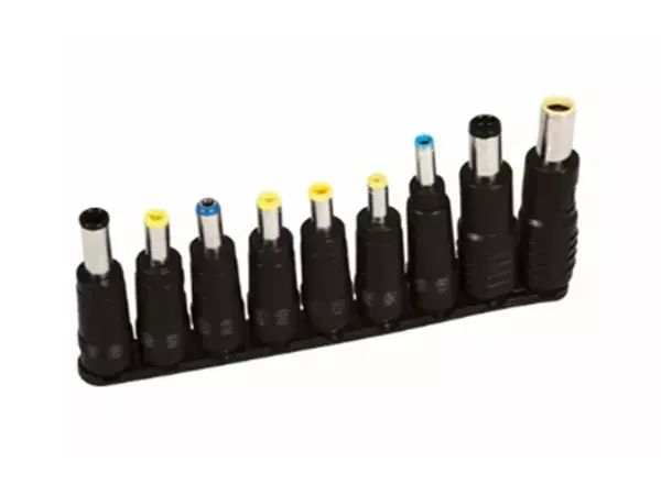 Sada adaptérů pro powerbanku Einhell Jump-Start CE-JS 18/1 s různými nabíjecími a připojovacími koncovkami.