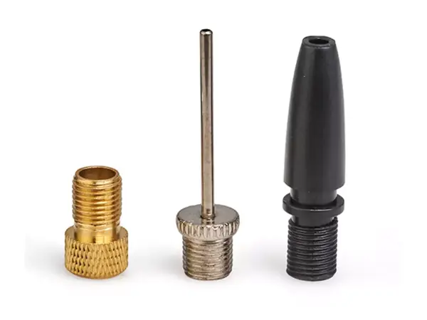 Tři adaptéry pro akumulátorový autokompresor Einhell CE-CC 18 Li-Solo: jehla na míče, ventil na kolo a tryskový adaptér.