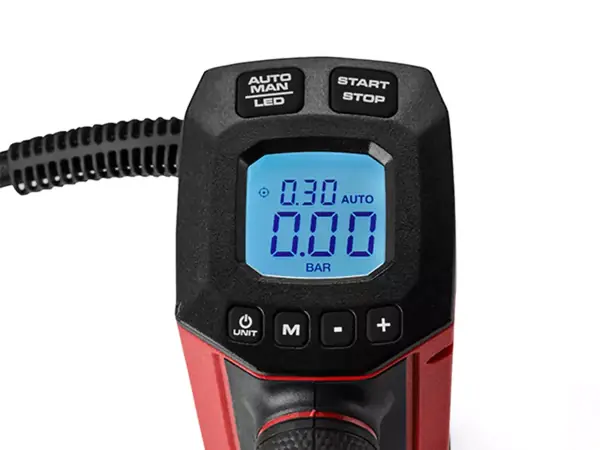 LCD displej aku kompresoru na auto Einhell CE-CC 18/23 D Li-Solo zobrazuje hodnoty tlaku a ovládání.