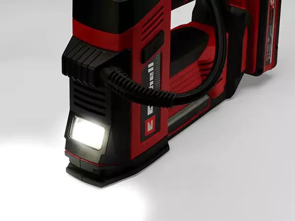 Pohled zepředu na aku kompresor na auto Einhell CE-CC 18/23 D Li-Solo se zapnutým LED světlem.