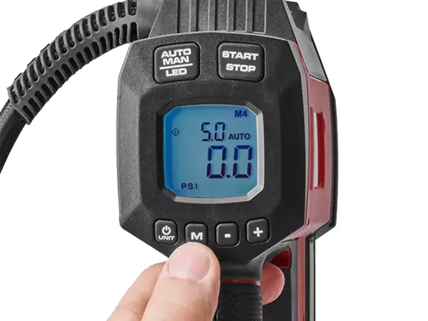 Detailní záběr ovládacího panelu aku kompresoru na auto Einhell CE-CC 18/23 D Li-Solo s LCD displejem a ovládacími tlačítky.