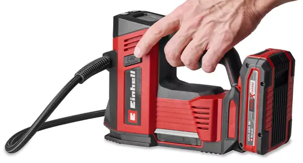 Prst ukazuje na tlačítko pro vypuštění vzduchu na aku kompresoru na auto Einhell CE-CC 18/23 D Li-Solo.