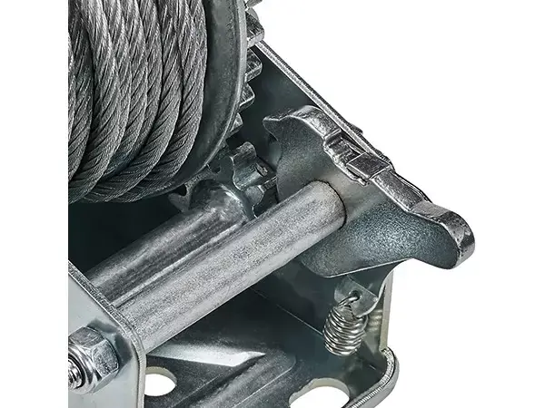 Detailní záběr na západku proti zpětnému chodu ručního lanového navijáku Einhell TC-WI 800 v kovovém pouzdře.