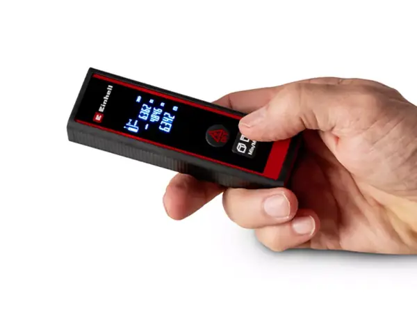 Jednoruční ovládání laserového měřidla Einhell TC-LD 40 R pro měření objemu, na displeji jsou viditelné hodnoty.