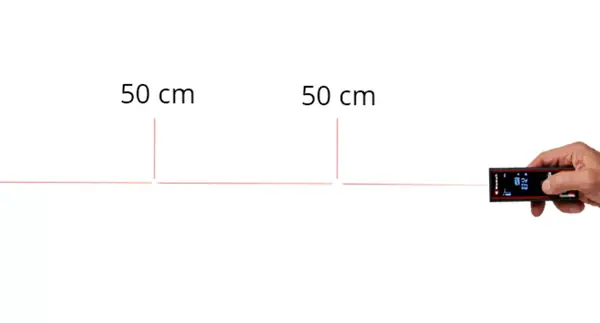 Laserové měřidlo Einhell TC-LD 60 R s aktivovanou delimitační funkcí ukazuje dvě vyznačené vzdálenosti po 50 cm na laserové linii.