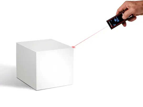 Laserové měřidlo Einhell TC-LD 60 R měří vzdálenost k bílému kvádru pomocí přímého laserového paprsku.