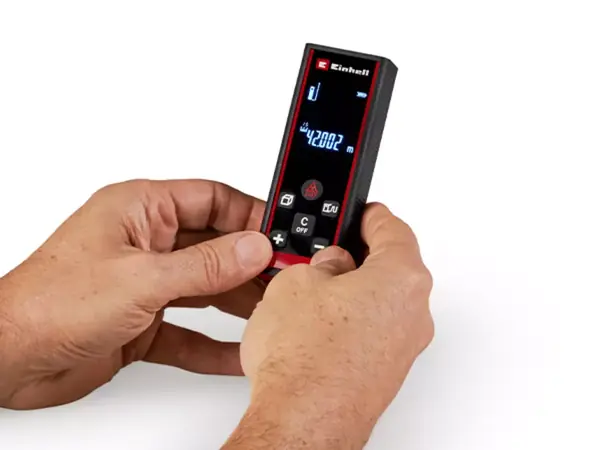 Dvě ruce ovládají laserové měřidlo Einhell TC-LD 60 R a ukládají naměřené hodnoty do paměti.