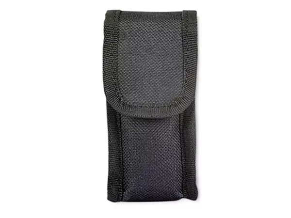 Černé ochranné pouzdro se suchým zipem jako příslušenství pro laserové měřidlo Einhell TC-LD 60 R na bílém pozadí.