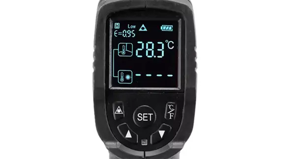 Přední pohled na infračervený teploměr Einhell TC-IT 550 s podsvíceným LCD displejem a zobrazenou teplotou.