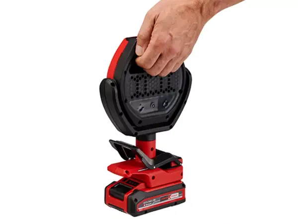 Ruka nese aku venkovní lampu Einhell GC-OL 18/1500 Li-Solo shora za její madlo.