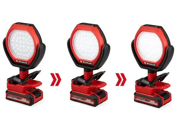 Aku venkovní lampa Einhell GC-OL 18/1500 Li-Solo na bílém pozadí ve třech pozicích. Červená dvojitá šipka ukazuje pohyb naklánění nahoru a dolů.