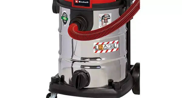 Nerezová nádoba mokro-suchého vysavače Einhell TE-VC 2230 SACL s připojenou sací hadicí a nálepkami pro čištění filtru a třídu ochrany proti prachu.