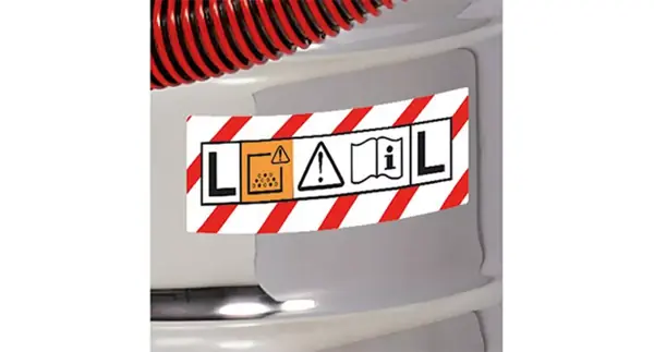 Detailní pohled na nálepku TE-VC 2230 SACL se symboly třídy ochrany proti prachu L a bezpečnostními upozorněními.