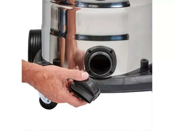 Ruka otevírá výpustný otvor nerezové nádoby mokro-suchého vysavače Einhell TE-VC 2230 SACL.