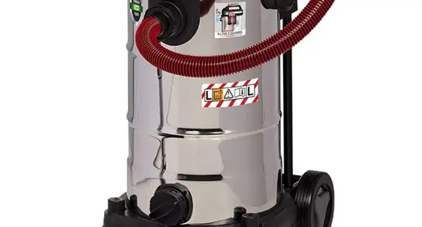 Nerezová nádoba mokro-suchého vysavače Einhell TE-VC 2340 SACL s připojenou sací hadicí a nálepkami k čištění filtru a třídě prachu.