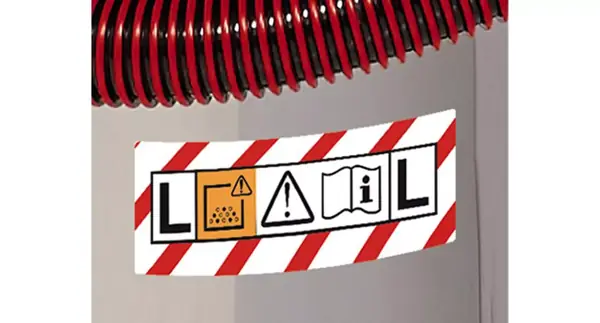 Detailní pohled na nálepku na TE-VC 2340 SACL se symboly třídy ochrany proti prachu L a bezpečnostními pokyny.