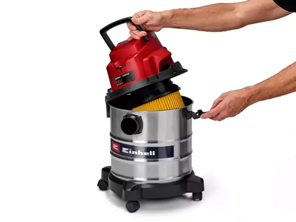 Nádrž akumulátorového vysavače na mokré a suché vysávání Einhell TC-VC 18/20 Li S se otevírá sejmutím hlavy přístroje.