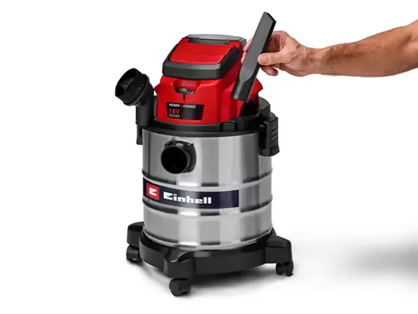 Štěrbinová hubice se vkládá do držáku příslušenství akumulátorového vysavače Einhell pro mokré a suché vysávání.