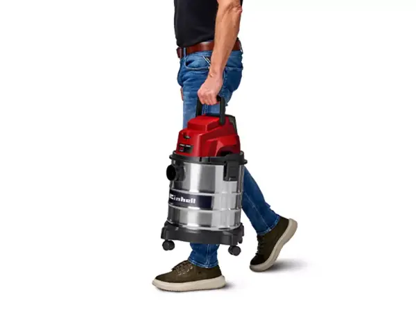 Akumulátorový vysavač na mokré a suché vysávání Einhell TC-VC 18/20 Li S přenáší osoba za rukojeť.