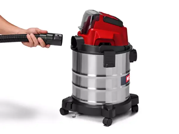 Sací hadice je připojena k vyfukovacímu otvoru akumulátorového vysavače Einhell pro mokré a suché vysávání.