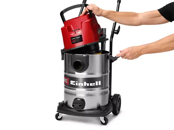 Dvěma rukama otevřete nádobu vysavače na mokré a suché vysávání.