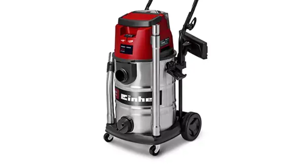 Celkový pohled na akumulátorový vysavač pro mokré a suché vysávání Einhell s nerezovou nádrží, držáky na příslušenství a velkými koly.
