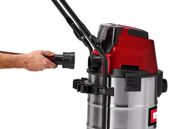 Rukojeť připojuje sací hadici k otvoru pro fukar vysavače.