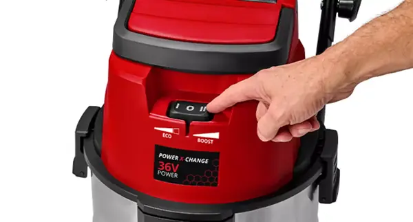 Ruční ovládání spínače ECO/BOOST na akumulátorovém vysavači Einhell pro mokré a suché vysávání.