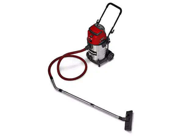 Vysavač na mokré a suché vysávání s připojenou sací hadicí, sací trubicí a podlahovou hubicí v plném zobrazení.