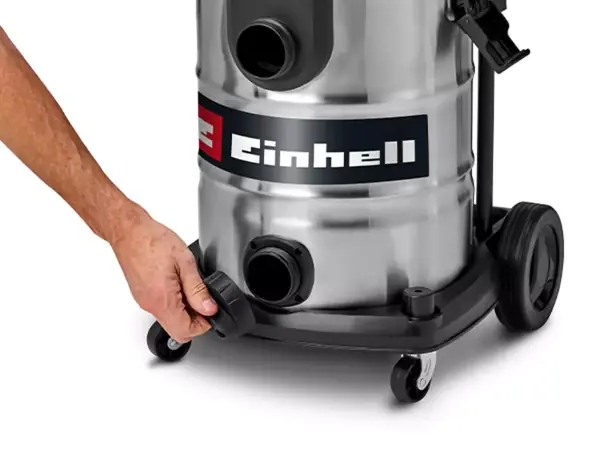 Ruka otevírá šroub pro vypouštění vody na dně nerezové nádrže.