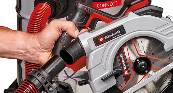 Akumulátorový mokro-suchý vysavač Einhell TP-VC 36/30 S Auto-Solo je spojen hadicí s ruční kotoučovou pilou. Bezdrátové odsávání probíhá pomocí vysílače („Auto-Start“).