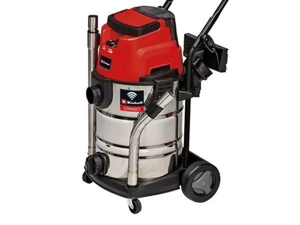 Akumulátorový mokro-suchý vysavač Einhell TP-VC 36/30 S Auto-Solo na bílém pozadí s namontovaným příslušenstvím a madlem.