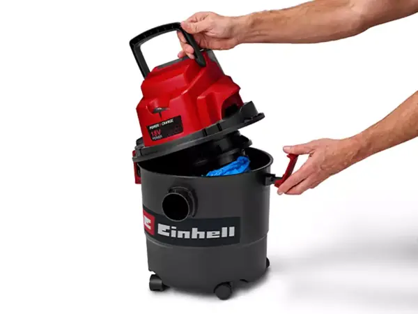 Der Behälter des Saugers wird geöffnet, das Filterelement ist sichtbar.