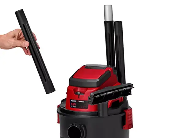 Zubehörhalterung am Einhell Akku-Nass-Trockensauger mit montierten Rohren seitlich am Gehäuse.