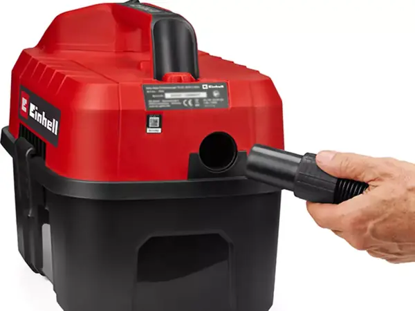 Frontansicht des Einhell TE-VC 18/10 Li mit angeschlossenem Saugschlauch und montierter Universaldüse.