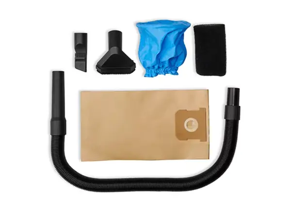 Zubehörset mit Fugendüse, Universaldüse, Schmutzfangsack, Schaumstofffilter, Filterbeutel und Saugschlauch.